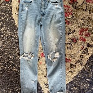 Distressed American eagle light wash mom jean